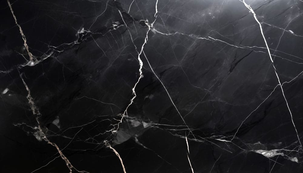 Fond de texture en marbre noir poli - téléchargement gratuit en haute résolution. Parfait pour un design d'intérieur élégant et moderne.