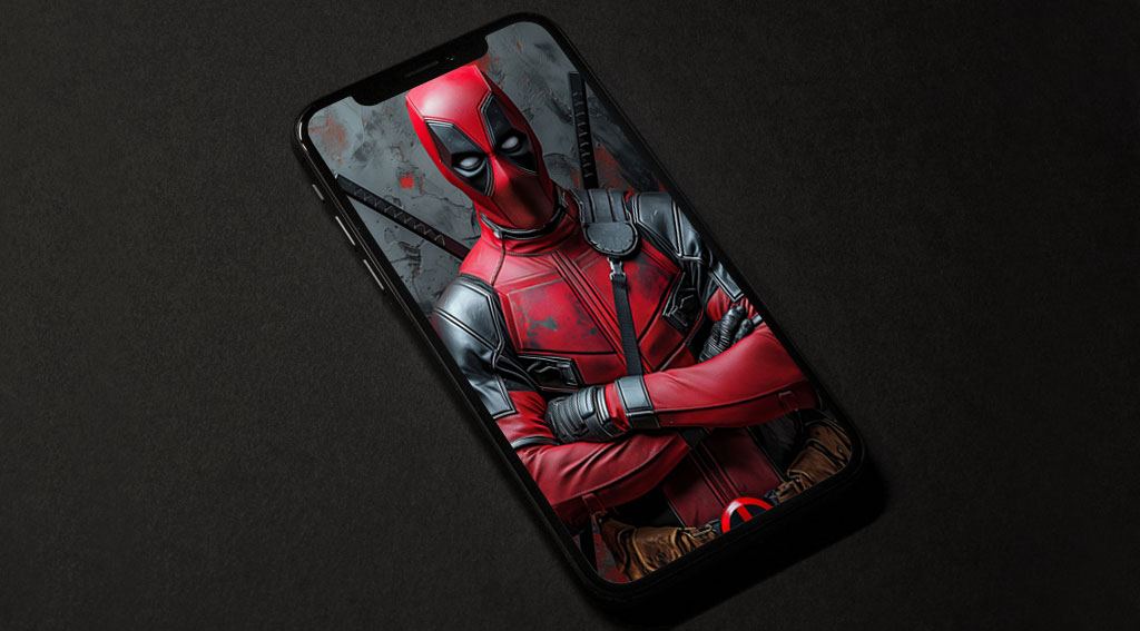 Fond d'écran Deadpool en résolution 4K Ultra HD, mettant en vedette le super-héros Marvel debout avec les bras croisés contre un mur texturé aux accents rouges. Parfait pour les ordinateurs de bureau et les appareils mobiles.