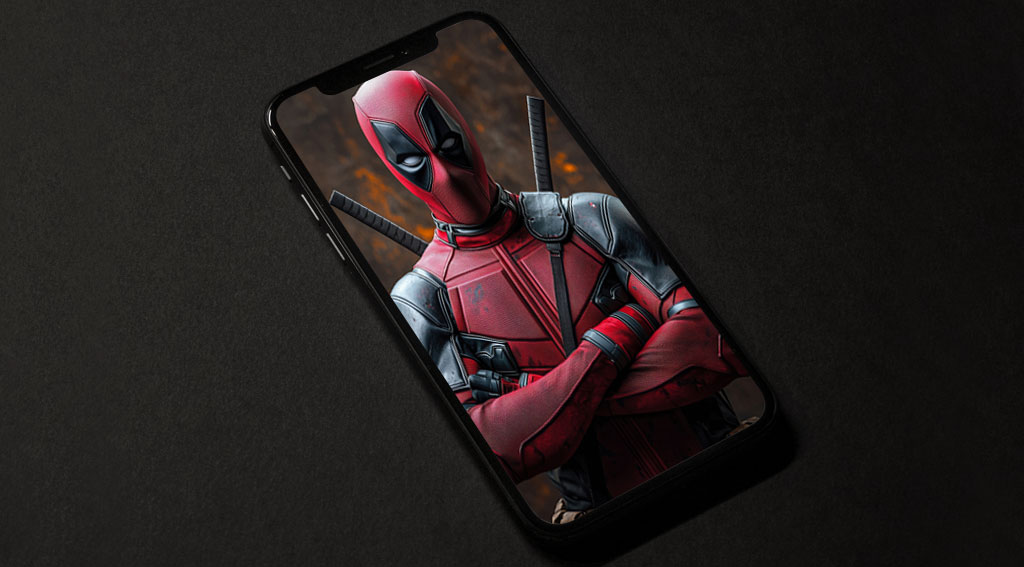 Fond d'écran Deadpool en 4K Ultra HD, l'anti-héros Marvel debout avec les bras croisés sur un fond sombre dramatique. pour ordinateur de bureau et mobile