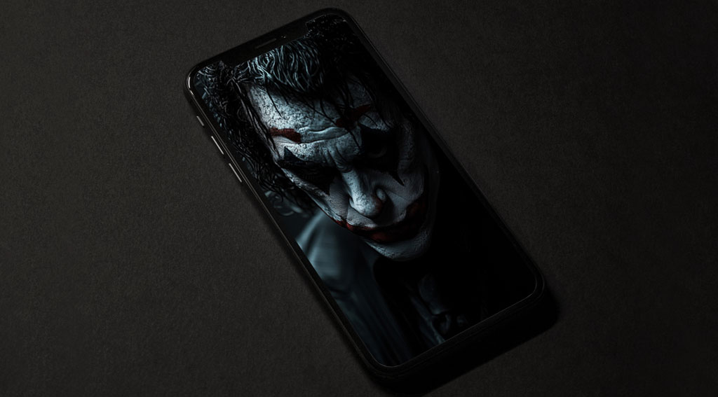 fond écran Joker dramatique sous la pluie avec effets de lumière bleue montrant le maquillage détaillé et les cheveux mouillés, disponible en résolution HD et 4K.