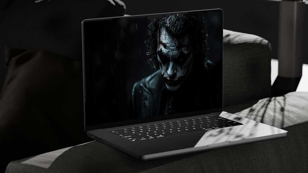 fond écran Joker dramatique sous la pluie avec effets de lumière bleue montrant le maquillage détaillé et les cheveux mouillés, disponible en résolution HD et 4K.