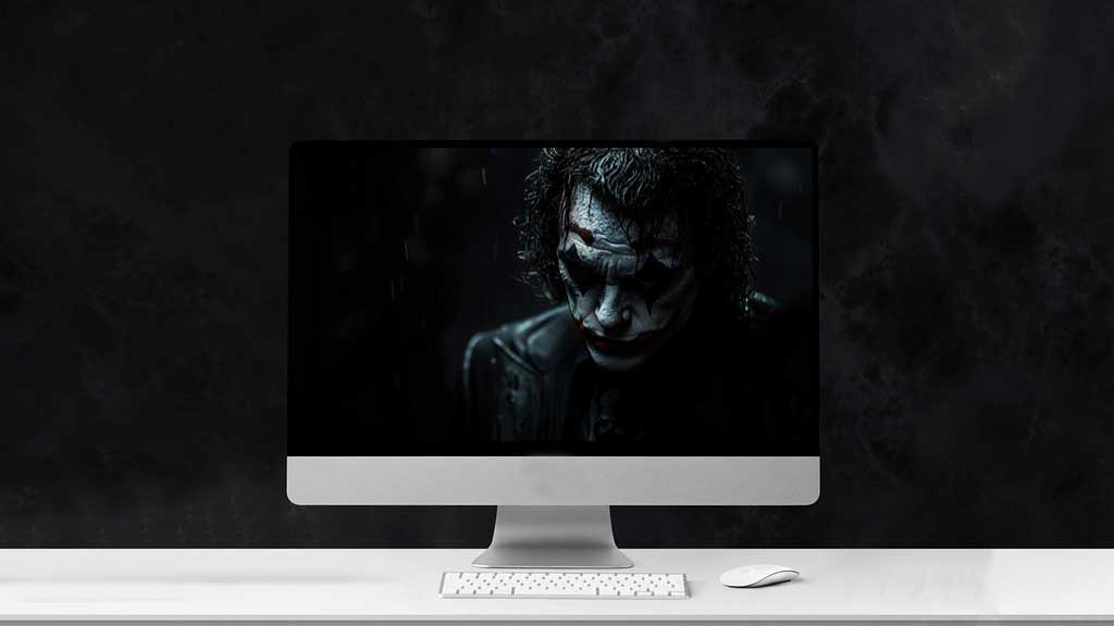 fond écran Joker dramatique sous la pluie avec effets de lumière bleue montrant le maquillage détaillé et les cheveux mouillés, disponible en résolution HD et 4K.