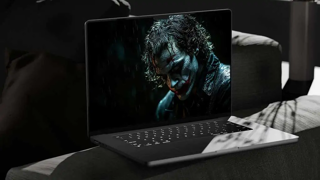 Fond d'écran Joker sombre et lunatique 4K avec éclairage dramatique dans un maquillage classique sur fond noir avec effet de pluie, disponible en HD et en résolution