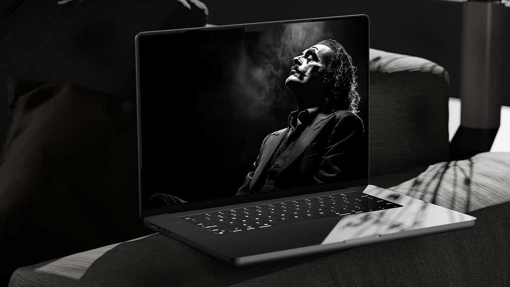 fond écran artistique du Joker en noir et blanc présentant une silhouette de profil dramatique en costume avec des effets de fumée, disponible en résolution HD et 4K.