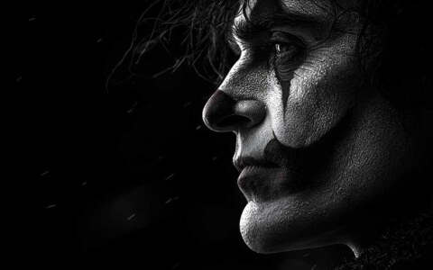 Téléchargez ce fond d'écran noir et blanc du profil du Joker de Joaquin Phoenix en qualité 4K. Les détails et l'éclairage sont époustouflants, pour tous les appareils.