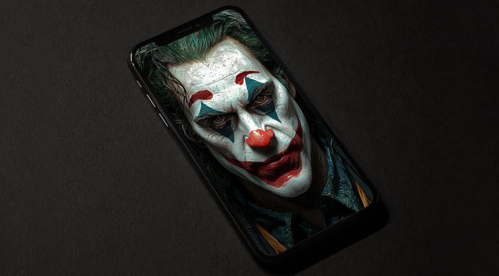 Portrait de Joker fond d'écran clown maquillé avec peinture faciale blanche, accents rouges et cheveux verts sur fond sombre, en HD et 4K
